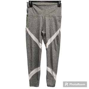 Aerie Leggings Chill Play Move.  Size medium. Gray and white